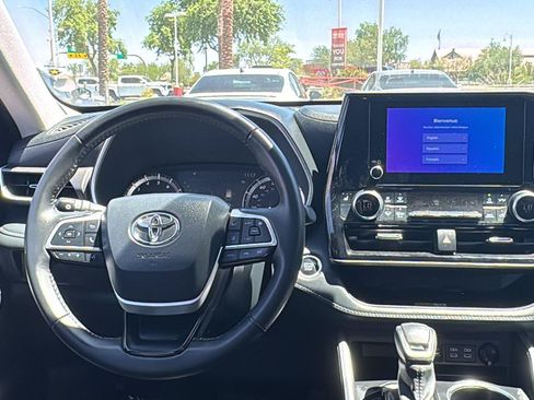 Used 2024 Toyota Highlander XLE AWD/4WD image 11