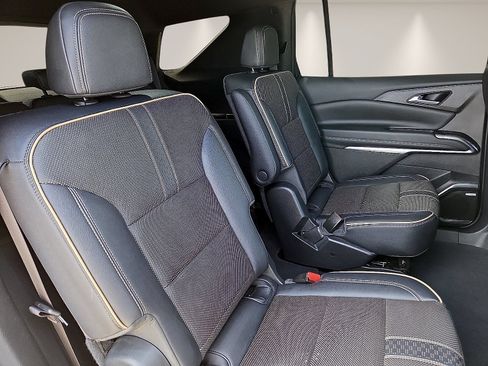 Used 2025 Chevrolet Traverse High Country FWD image 9