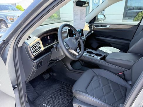 Used 2024 Volkswagen Atlas SE FWD image 10