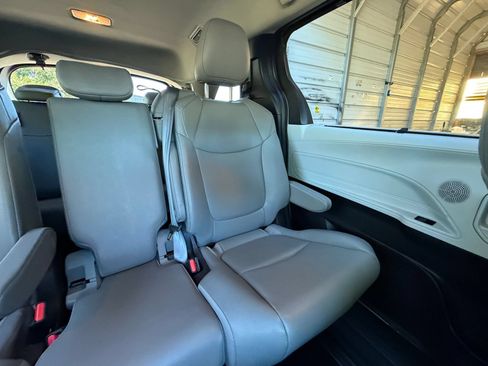 Used 2025 Toyota Sienna XLE FWD image 37