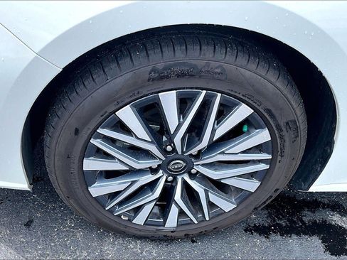 Used 2025 Nissan Altima 2.5 SV FWD image 9