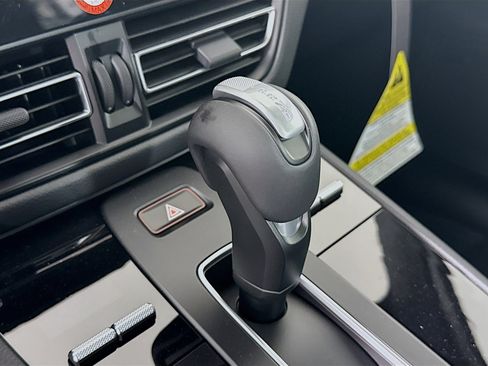 Certified 2025 Porsche Macan image 15