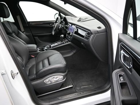 Used 2025 Porsche Macan image 29