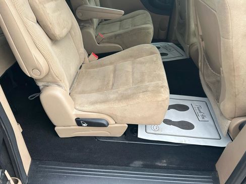 Used 2016 Dodge Grand Caravan SXT image 11