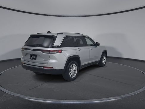 Used 2023 Jeep Grand Cherokee Laredo AWD/4WD image 16
