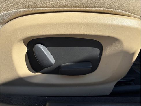 Used 2015 Jaguar XF Premium image 45