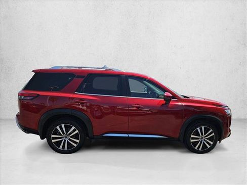 Certified 2024 Nissan Pathfinder Platinum w/ Black Appearance Package AWD/4WD image 4