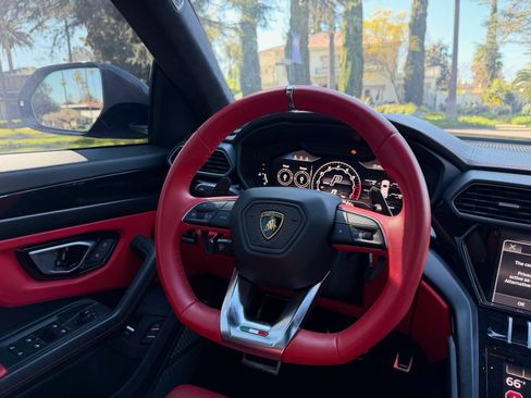 Used 2022 Lamborghini Urus AWD/4WD image 11