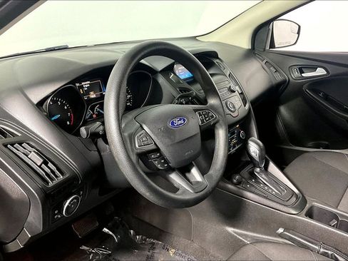 Used 2018 Ford Focus SE w/ SE Appearance Package FWD image 13