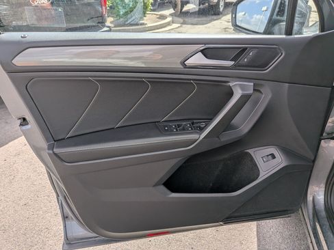 Used 2022 Volkswagen Tiguan SE w/ Panoramic Sunroof Package AWD/4WD image 14