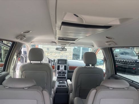 Used 2009 Chrysler Town & Country Touring FWD image 22