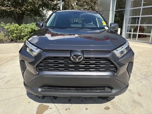 Used 2025 Toyota RAV4 XLE AWD/4WD image 2