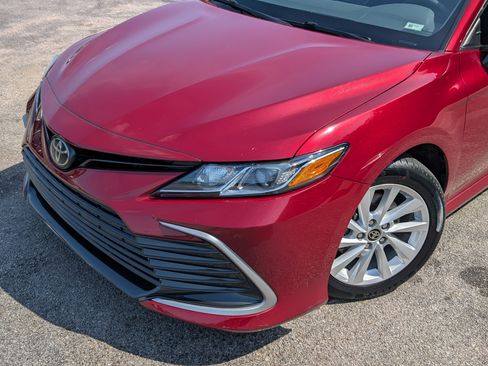 Used 2022 Toyota Camry LE FWD image 13