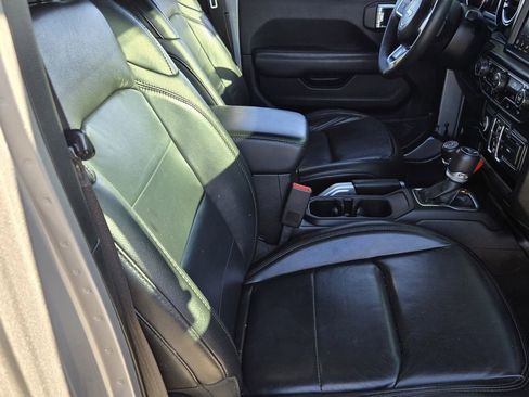 Used 2019 Jeep Wrangler Unlimited Sahara AWD/4WD image 16