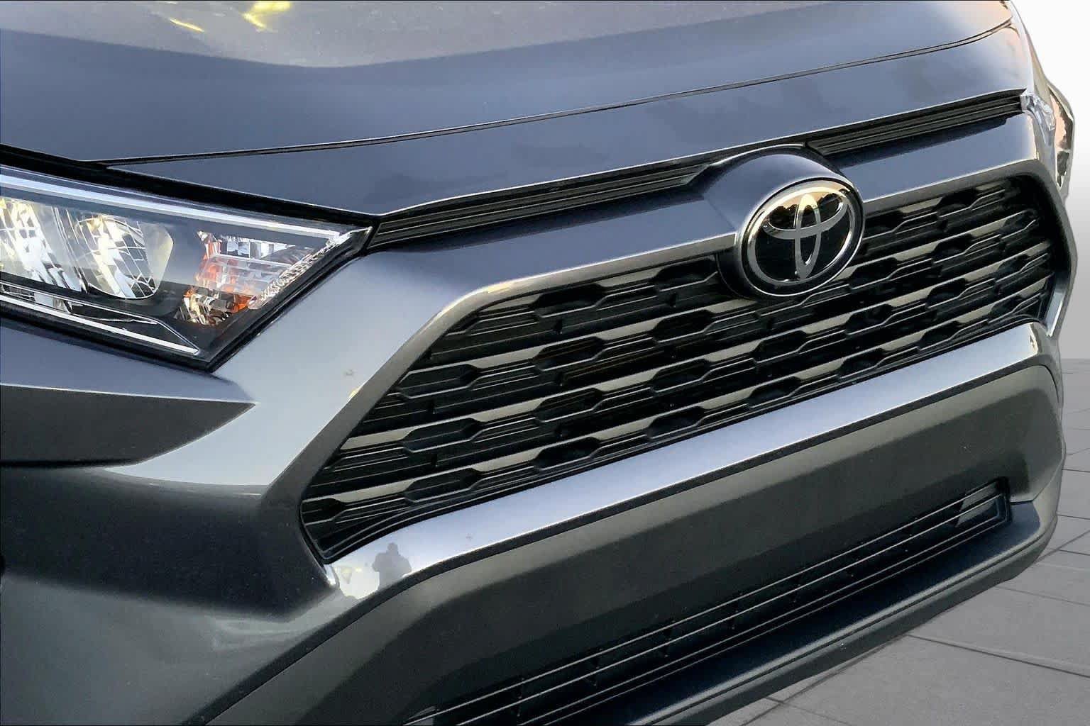 Used 2021 Toyota RAV4 XLE w/ Convenience Package FWD image 27