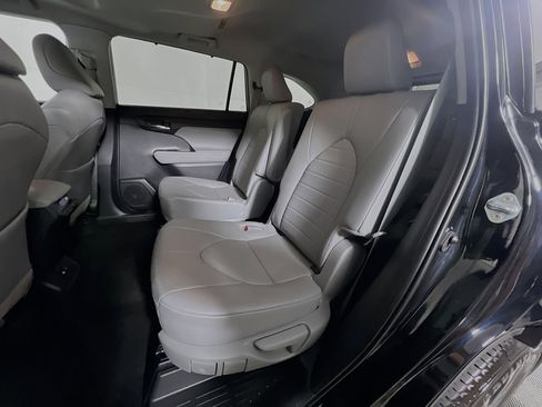 Used 2024 Toyota Highlander XLE image 29