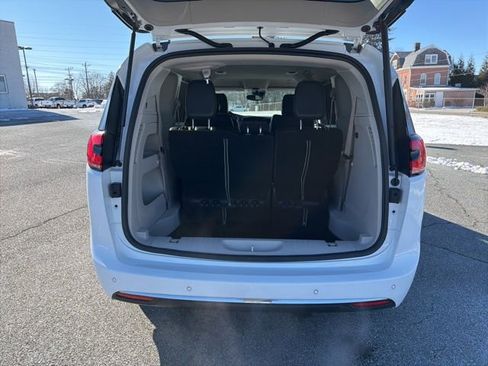 Used 2024 Chrysler Pacifica Touring-L image 8