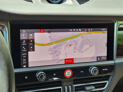 Certified 2026 Porsche Macan AWD/4WD image 15