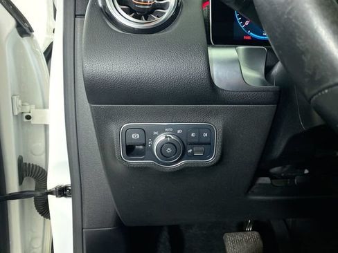 Used 2021 Mercedes-Benz GLB 250 4MATIC image 14