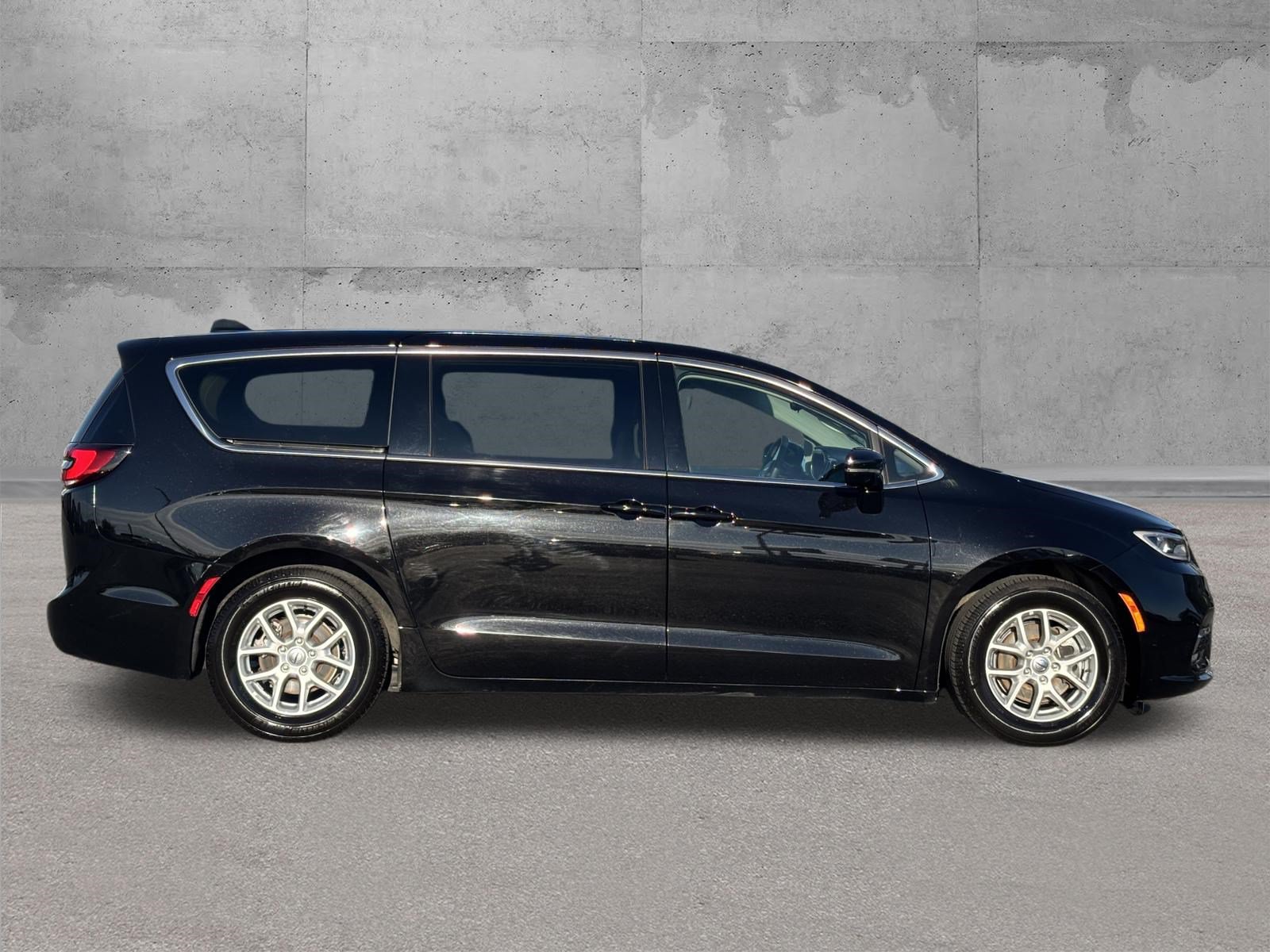 Used 2024 Chrysler Pacifica Touring-L FWD image 10