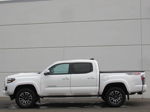 Certified 2020 Toyota Tacoma TRD Sport w/ TRD Premium Sport Package AWD/4WD image 4