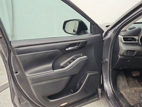 Used 2021 Toyota Highlander XLE FWD image 10