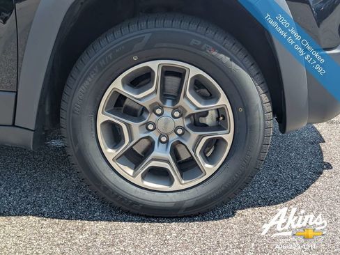 Used 2020 Jeep Cherokee Trailhawk w/ Comfort/Convenience Group AWD/4WD image 11