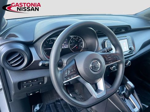 Used 2020 Nissan Kicks S image 11