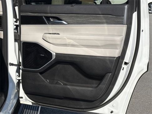 Used 2023 Jeep Wagoneer Series III w/ Premium Group I image 16