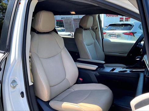 Used 2023 Toyota Sienna XLE FWD image 7