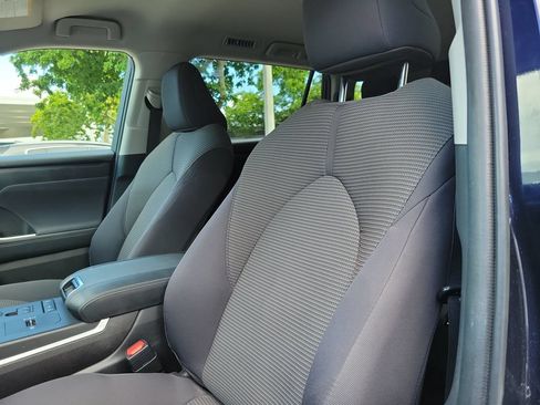 Used 2022 Toyota Highlander LE FWD image 15