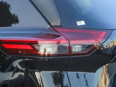 Used 2023 Nissan Rogue SV image 9