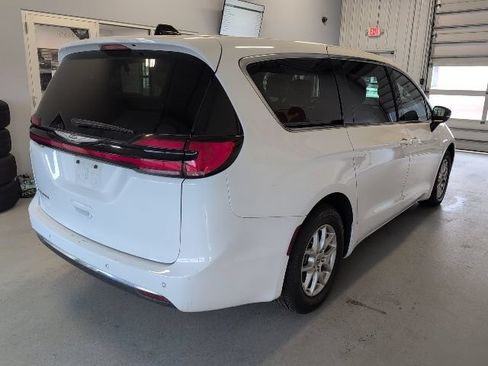 Used 2025 Chrysler Pacifica Select FWD image 5
