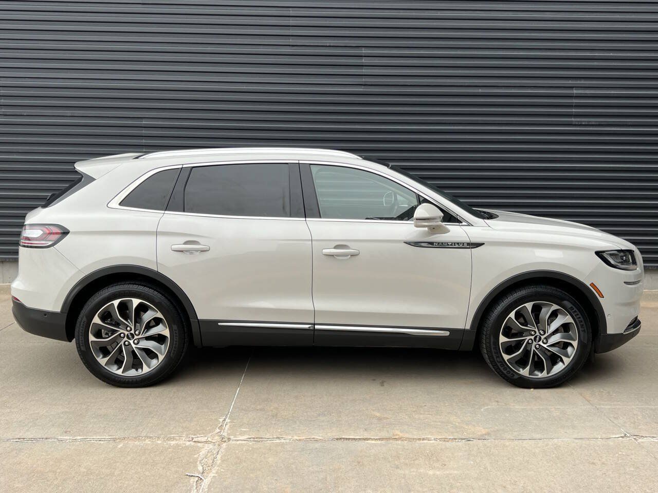 Used 2022 Lincoln Nautilus Reserve w/ Equipment Group 201A AWD/4WD image 10