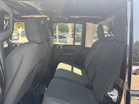 Used 2025 Jeep Wrangler Unlimited Sahara w/ Safety Group AWD/4WD image 15