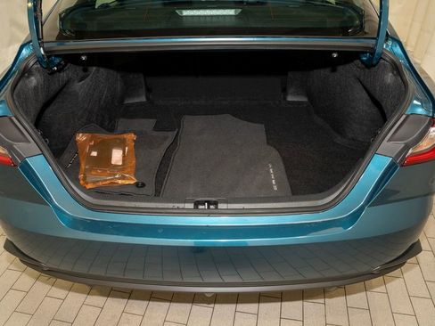 Used 2025 Toyota Camry SE image 5