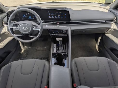 Used 2025 Hyundai Elantra SEL FWD image 17