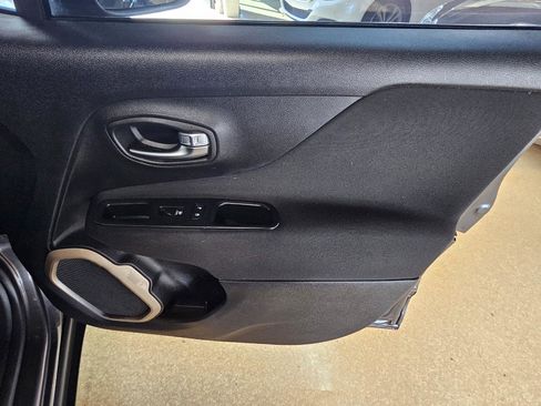 Used 2016 Jeep Renegade Latitude w/ Popular Equipment Group image 9