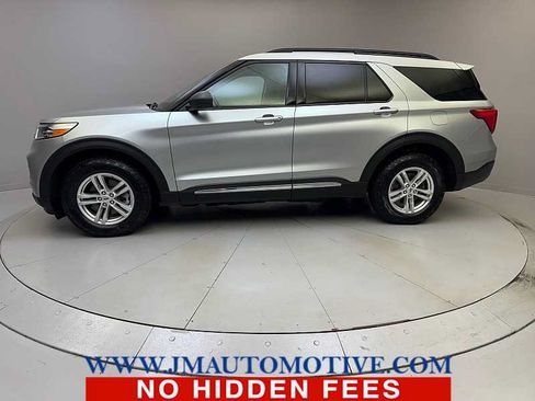 Used 2023 Ford Explorer XLT AWD/4WD image 2