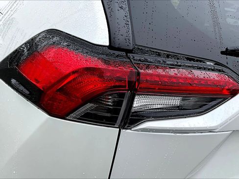 Used 2021 Toyota RAV4 XLE Premium AWD/4WD image 29