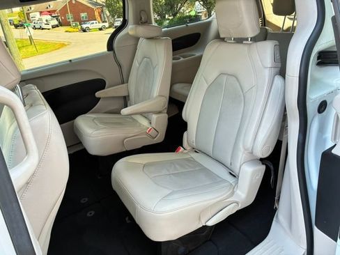 Used 2021 Chrysler Pacifica Touring-L FWD image 14
