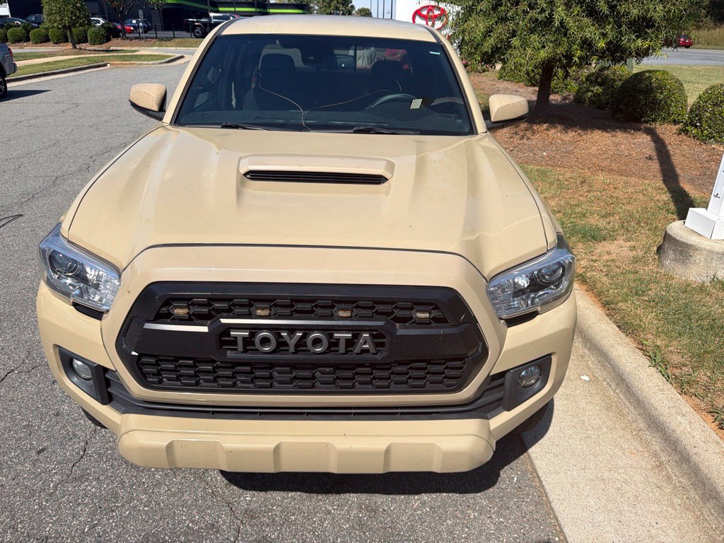 Used 2018 Toyota Tacoma TRD Sport AWD/4WD image 3