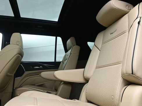 Used 2024 Cadillac Escalade Premium Luxury image 9