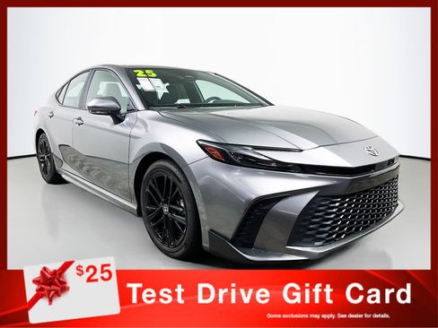 Used 2025 Toyota Camry SE image 1