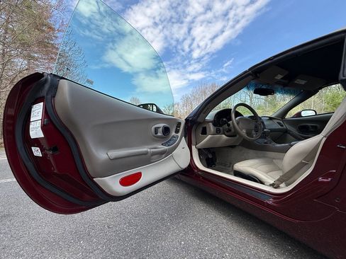 Used 2003 Chevrolet Corvette Convertible w/ Preferred Equipment Group1 image 21