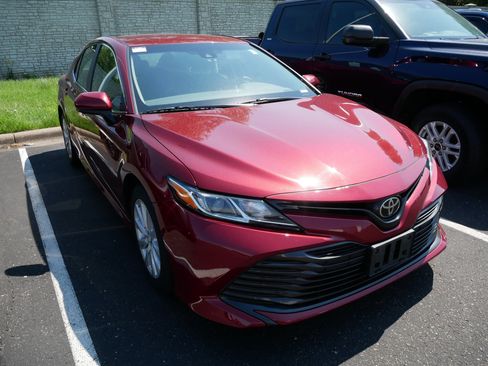 Used 2018 Toyota Camry LE FWD image 5
