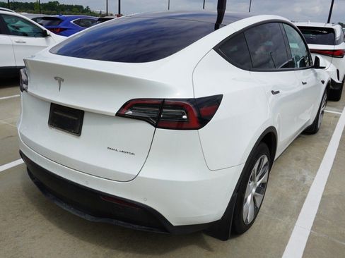 Used 2022 Tesla Model Y Long Range image 5