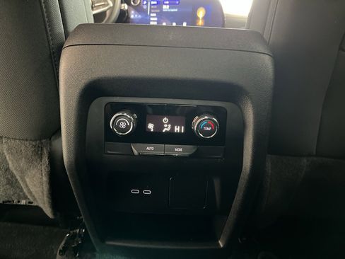 Used 2025 Chevrolet Traverse LT image 16