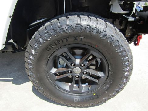 Used 2017 Jeep Wrangler Unlimited Sahara AWD/4WD image 7