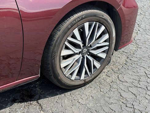 Used 2024 Nissan Altima 2.5 SV FWD image 9